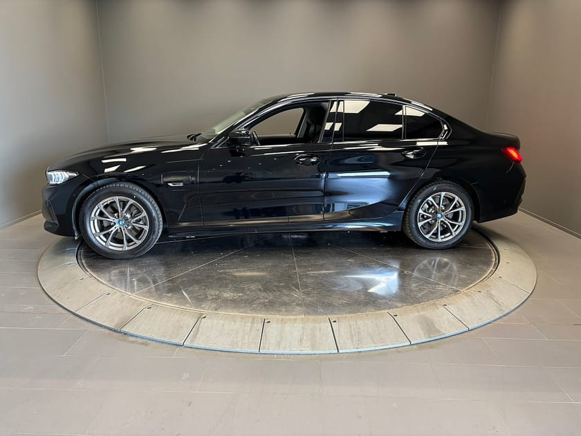 Bild 2 av BMW 330e xDrive Sedan