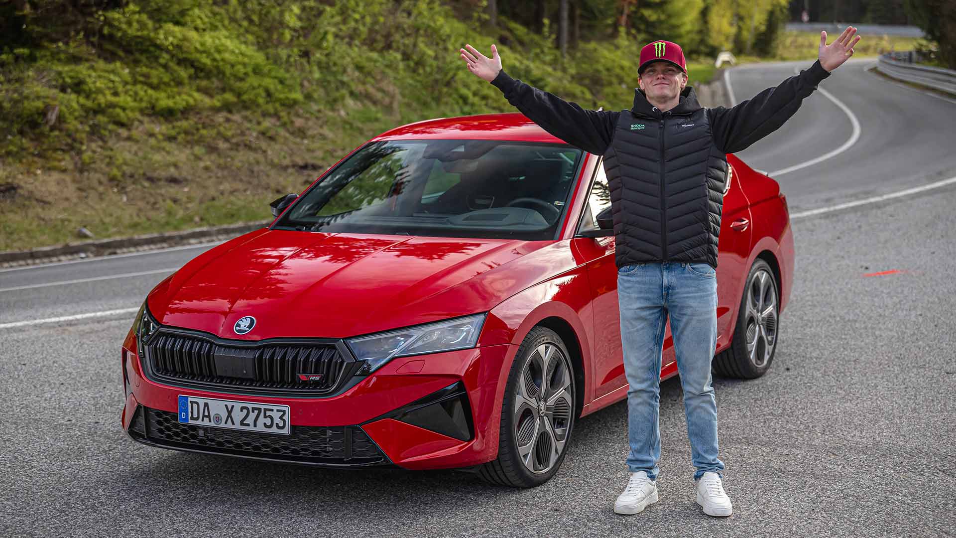 Utvald bild för Rallystjärnan Oliver Solberg provkör Nya Škoda Octavia RS