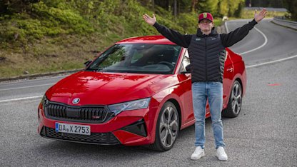 Utvald bild för Rallystjärnan Oliver Solberg provkör Nya Škoda Octavia RS