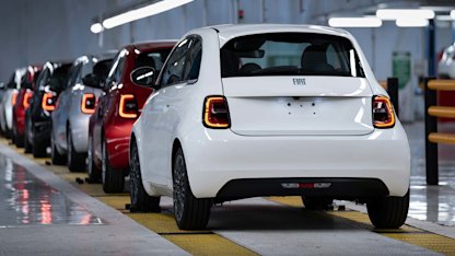 Utvald bild för Förserietillverkningen av nya Fiat 500 Hybrid har startat