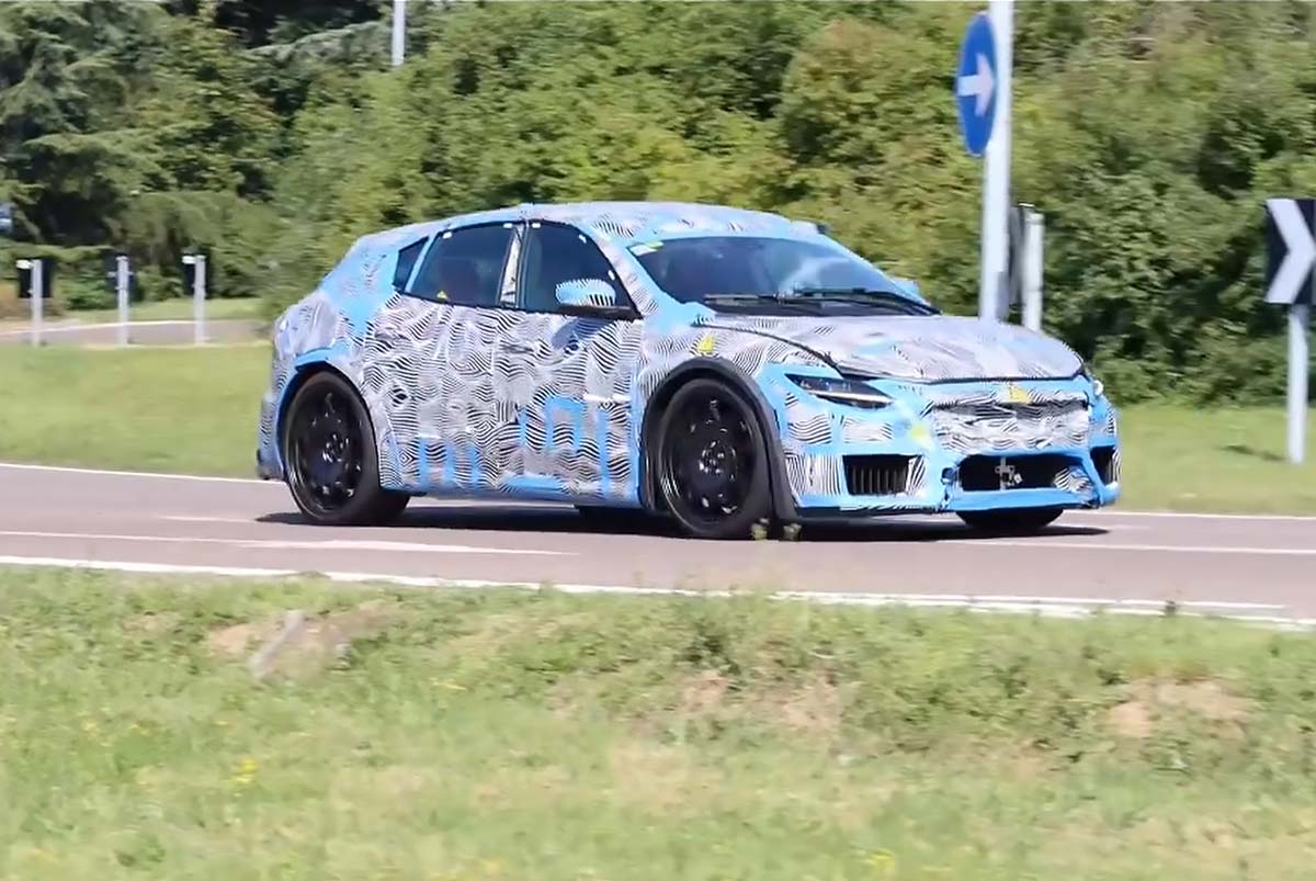 Utvald bild för Ferrari testar sin första elbil på allmänna vägar