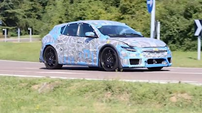Utvald bild för Ferrari testar sin första elbil på allmänna vägar