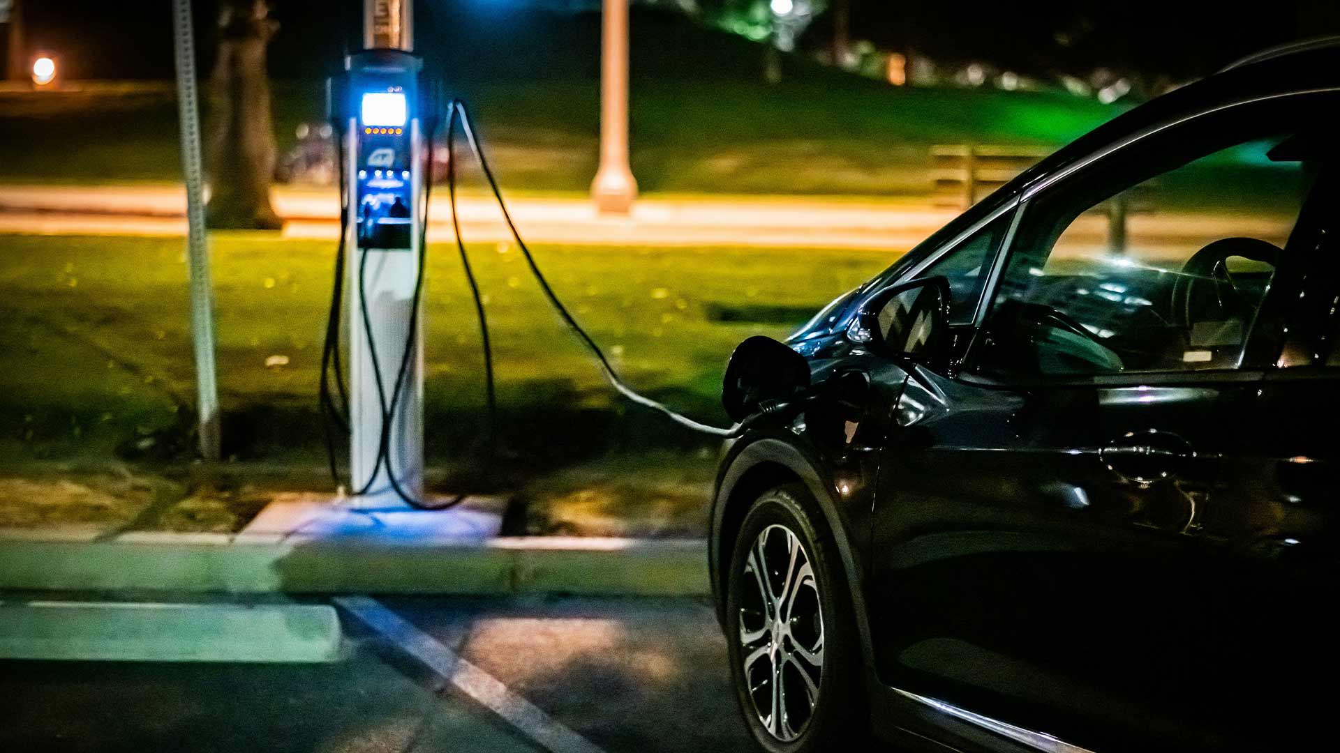 Utvald bild för Regeringen satsar 100 extra miljoner för laddstolpar