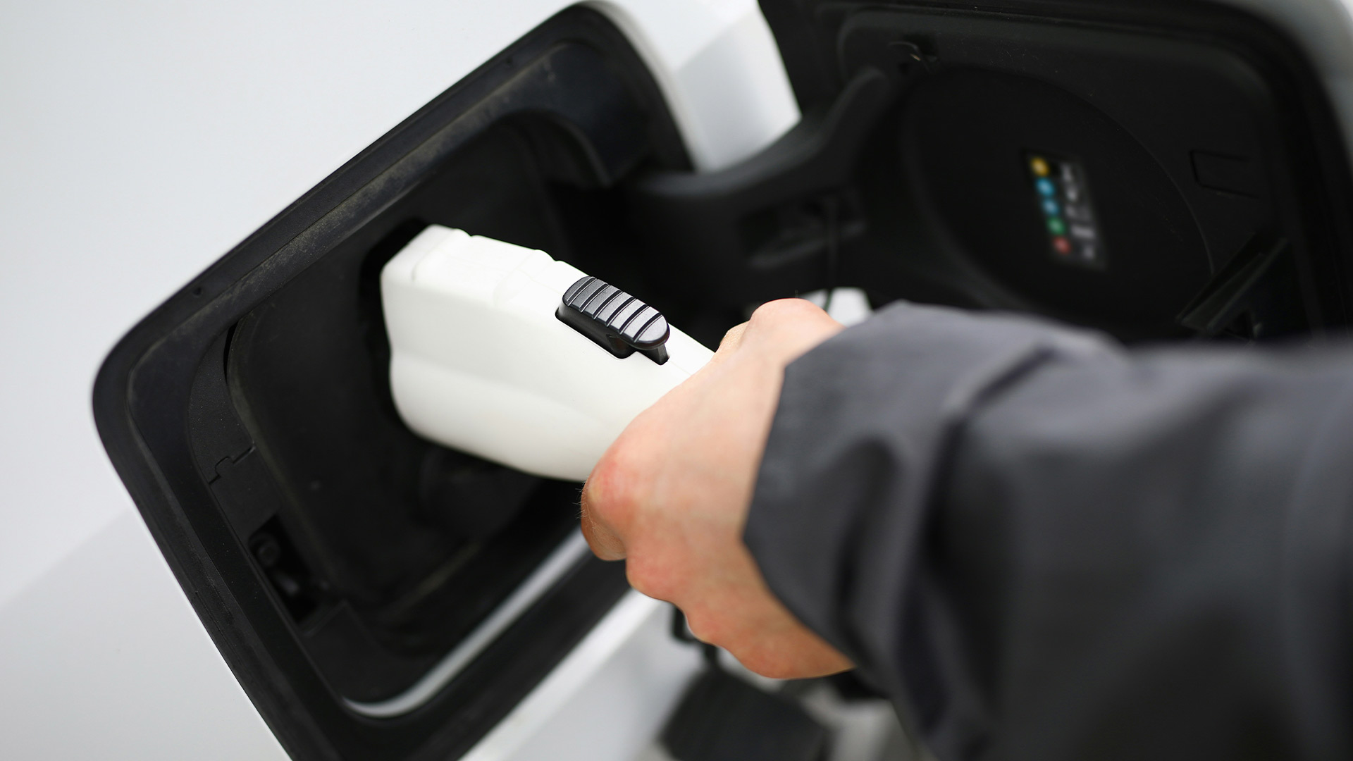 Utvald bild för Ladda elbilen på väg - karta över laddstationer i Sverige