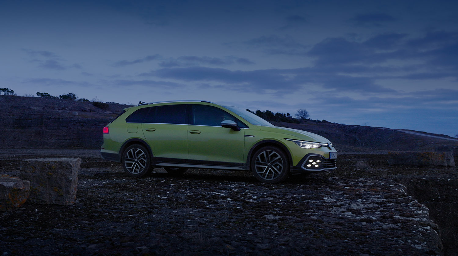 Utvald bild för Provkörning: Volkswagen Golf Alltrack  NY vs BEGAGNAD