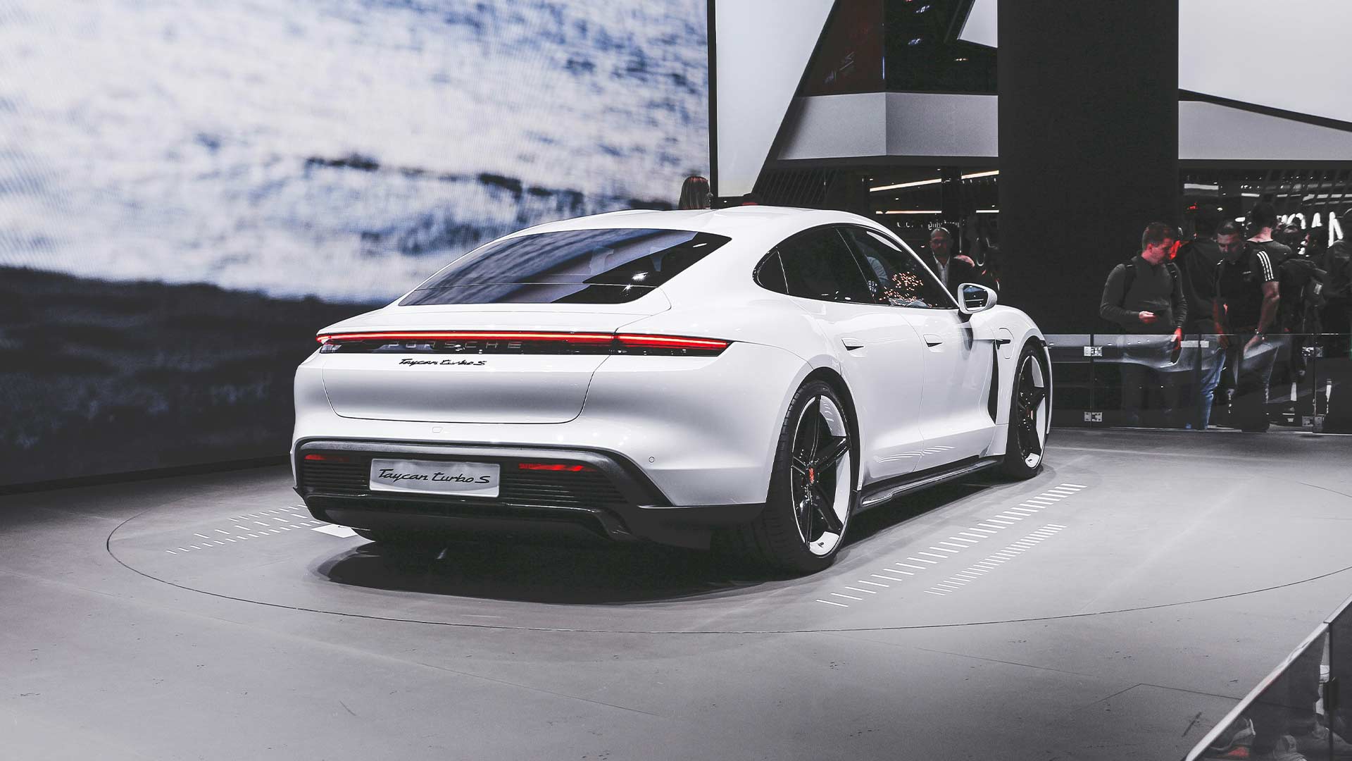 Utvald bild för Porsche räds inte dåliga försäljningssiffror – satsar på elbilar