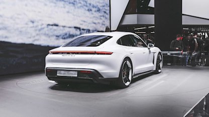 Utvald bild för Porsche räds inte dåliga försäljningssiffror – satsar på elbilar