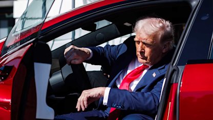 Utvald bild för Trump visar upp Tesla-bilar utanför Vita Huset - "Musk kan inte straffas för att vara patriot"