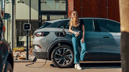 Utvald bild för Svenskarnas körsträckor ökar – laddhybrider kör längst på vägarna
