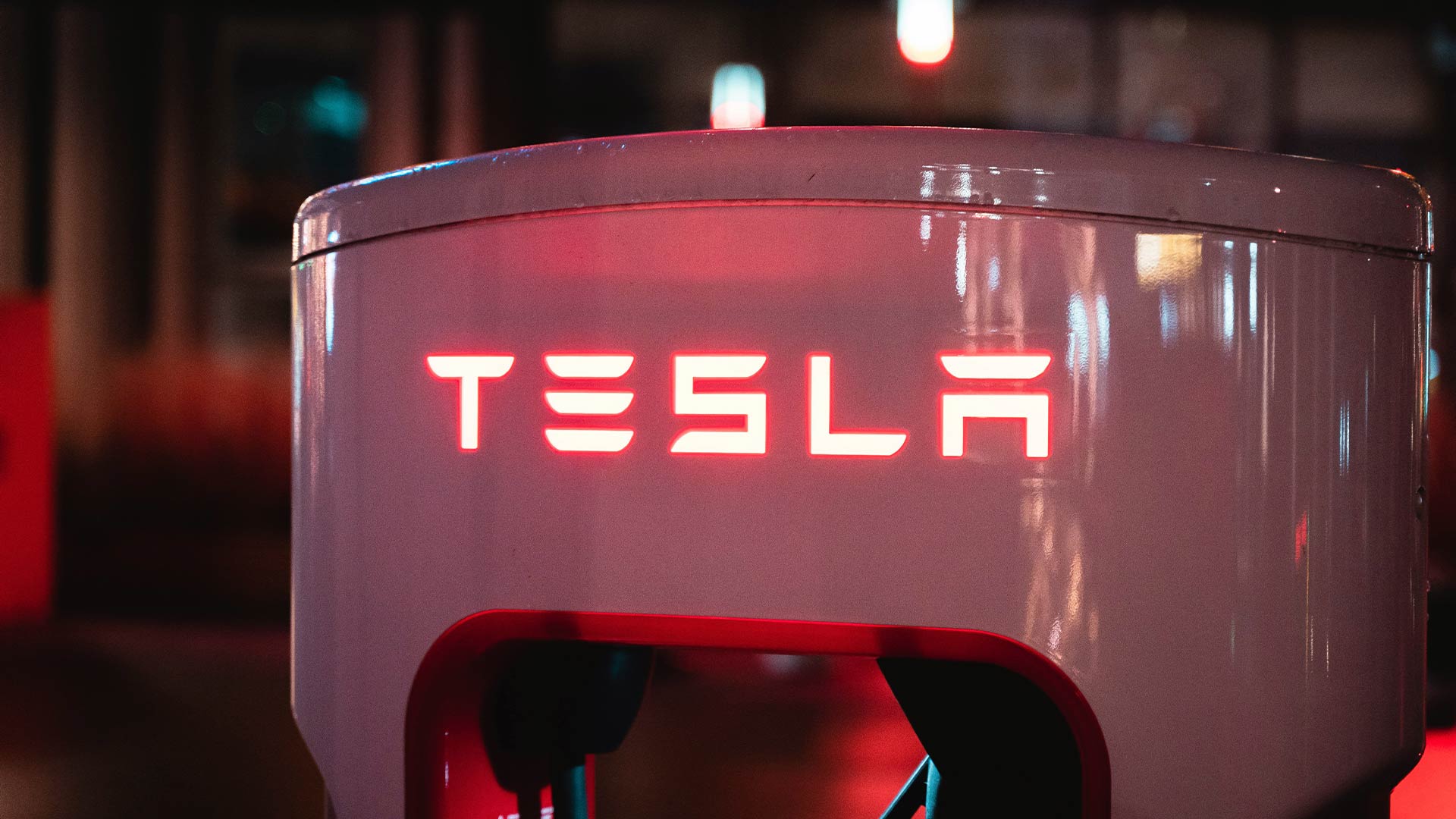 Utvald bild för Ilska mot Tesla ökar och protesterna eskalerar