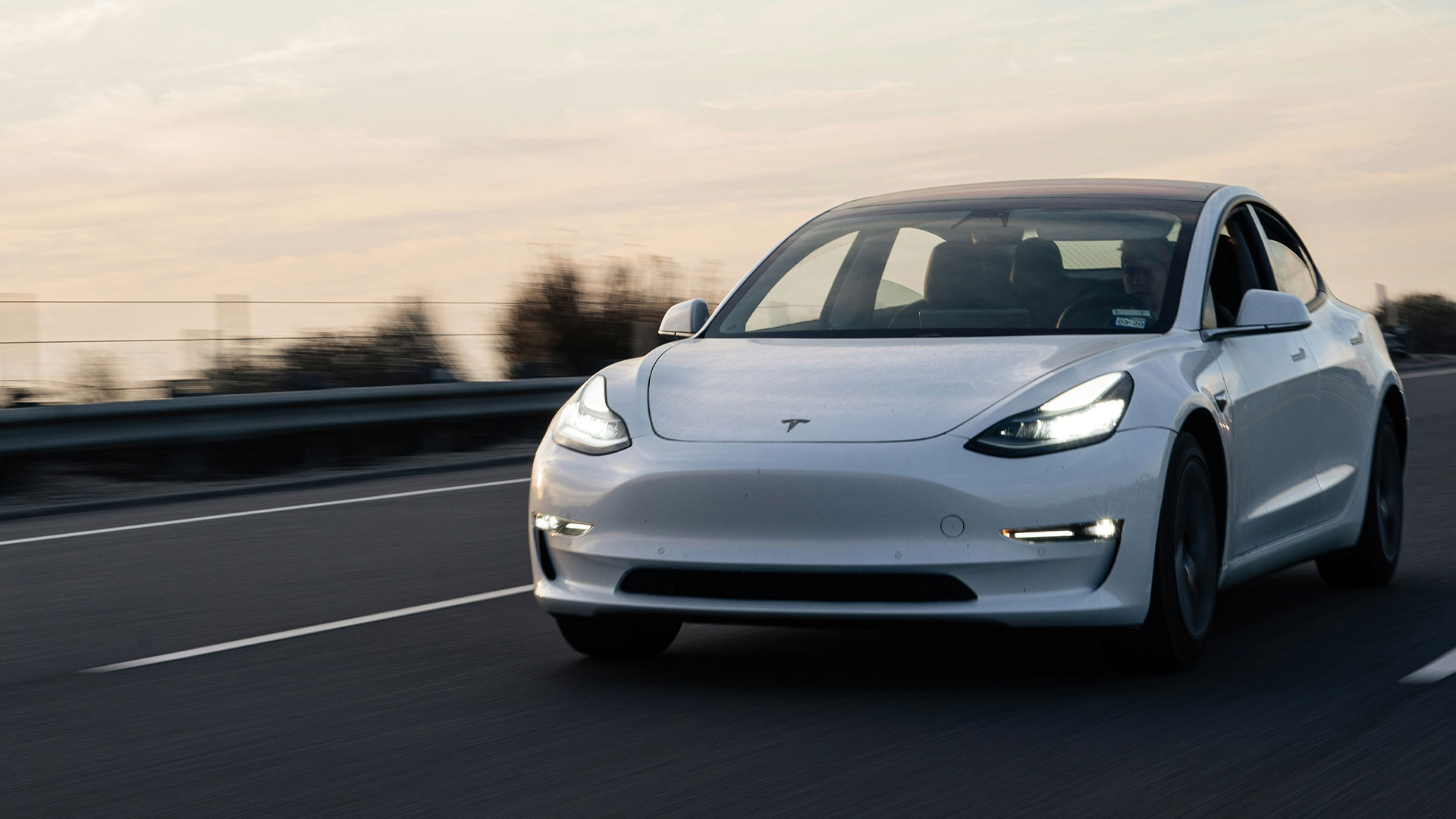 Utvald bild för Självkörande bilar ska bli Teslas räddning i Europa 