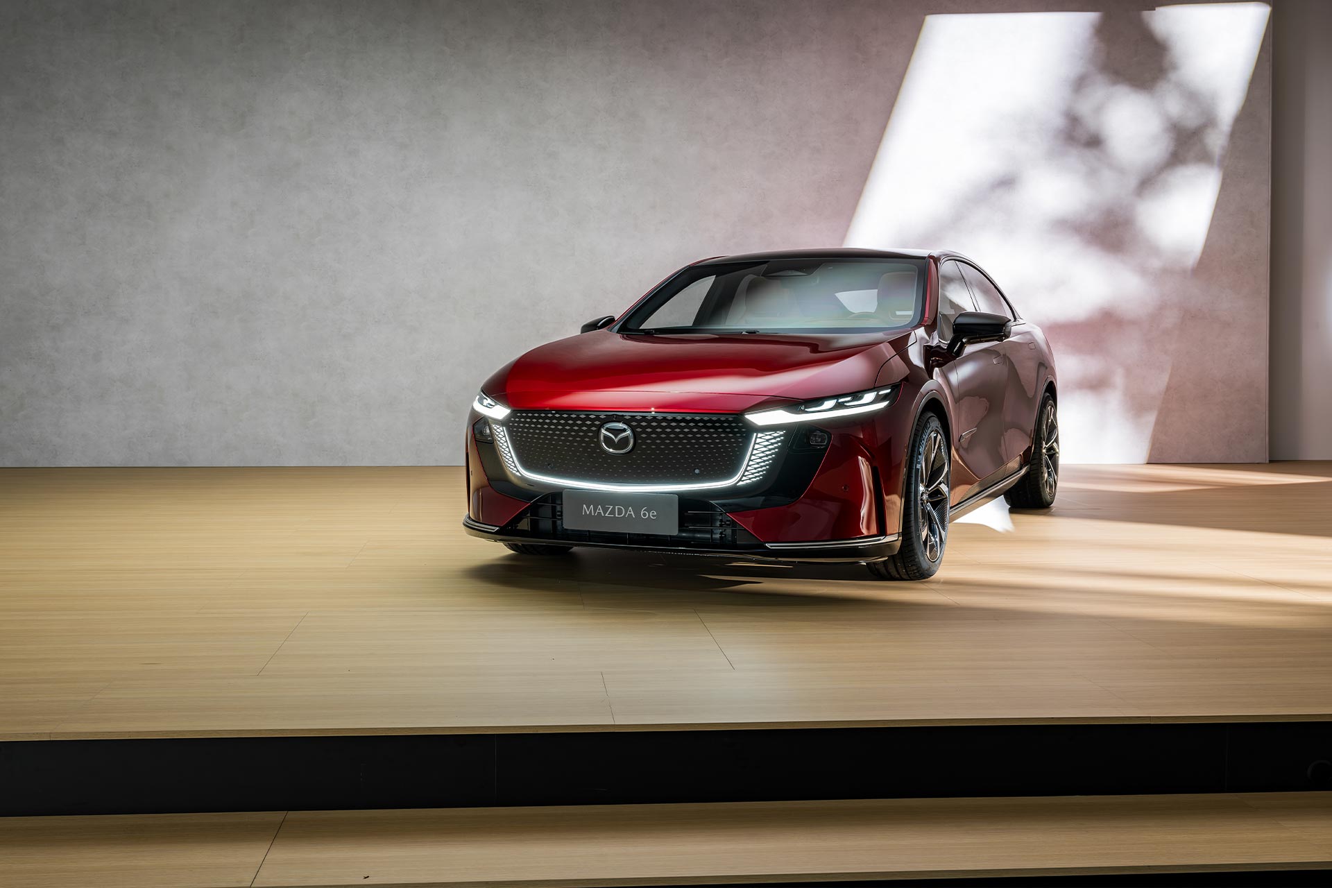 Utvald bild för Mazda spänner musklerna med nya Mazda6e