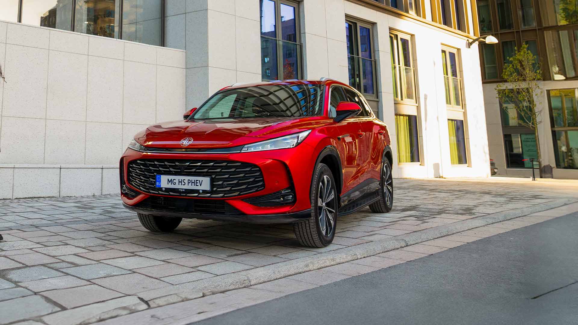 Utvald bild för MG sänker priset på HS Plug-in Hybrid – nu från 439 990 kr