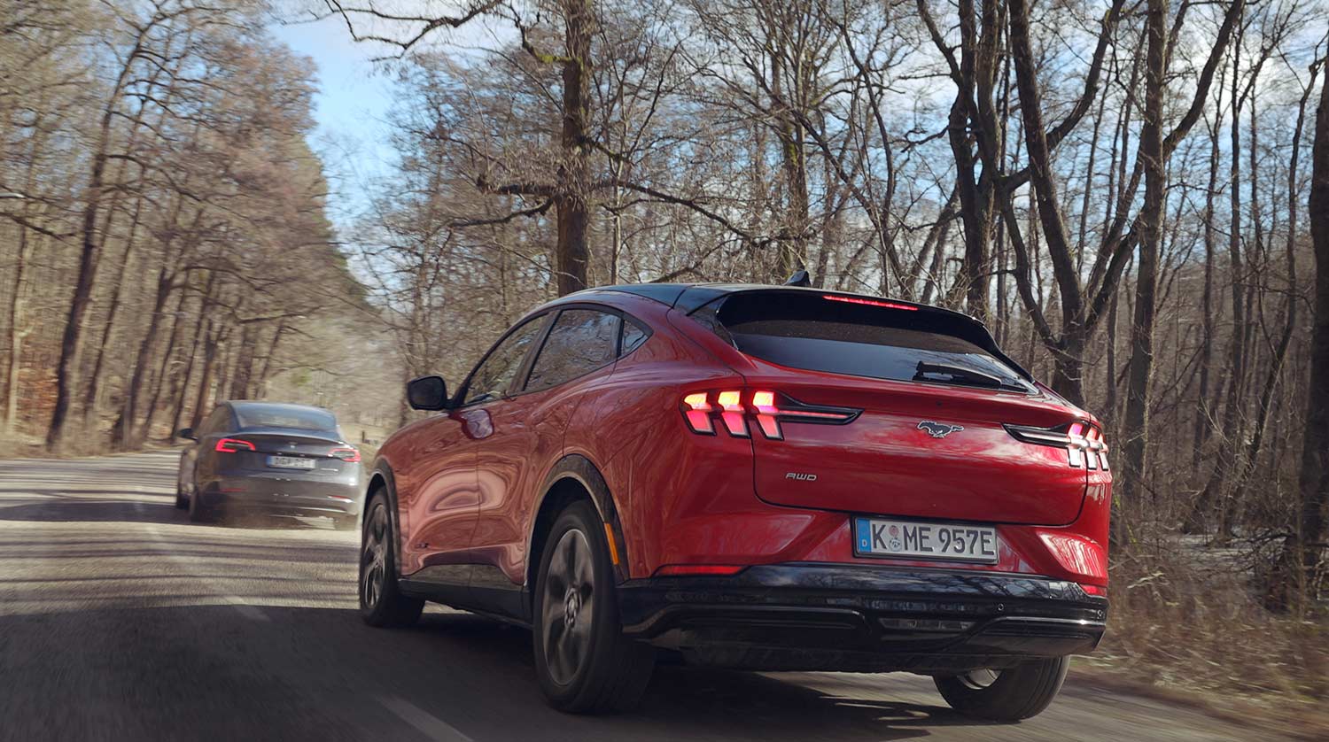Utvald bild för Provkörning - Ford Mustang Mach-E AWD och Tesla Model 3 Long Range